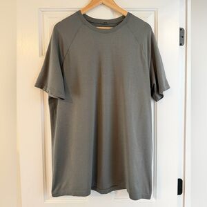 Lululemon Men's Dark Gray Performance Short-Sleeve Shirt